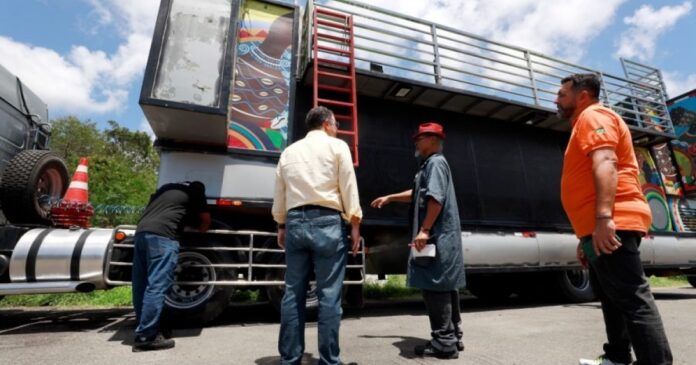 trios-eletricos-e-carros-de-apoio-que-participarao-do-carnaval-passam-por-vistorias