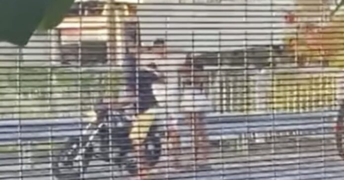 video:-trio-sem-capacete-e-flagrado-em-moto-e-abordado-pela-pm-em-salvador