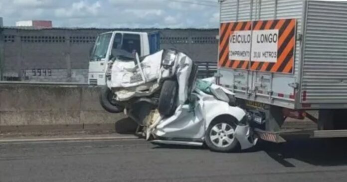 carro-fica-prensado-entre-caminhoes-na-br-324-em-feira-de-santana