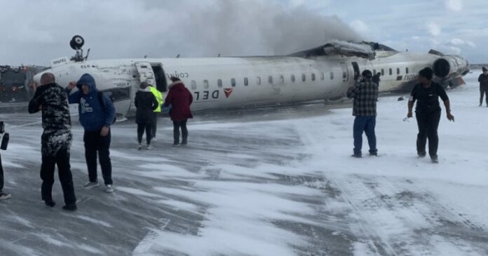 video:-aviao-fica-de-cabeca-para-baixo-apos-acidente-e-deixa-8-feridos-em-aeroporto-no-canada