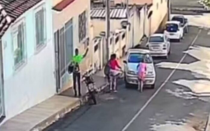 video:-homem-passa-por-cima-de-namorada-com-carro-apos-bate-boca-em-mg