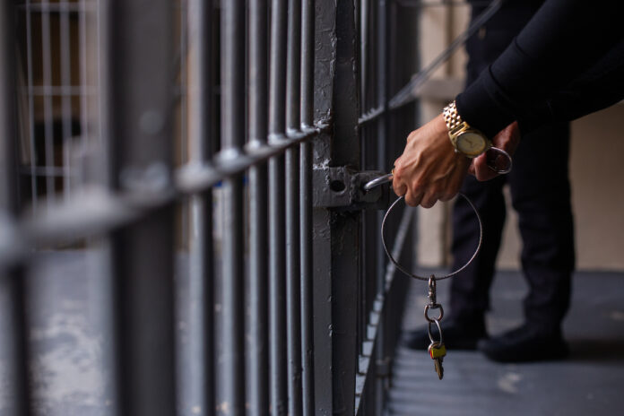 policial-e-preso-em-operacao-contra-trafico-de-drogas-em-presidio