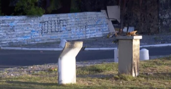 moradores-denunciam-desaparecimento-de-busto-de-simon-bolivar-na-boca-do-rio,-em-salvador