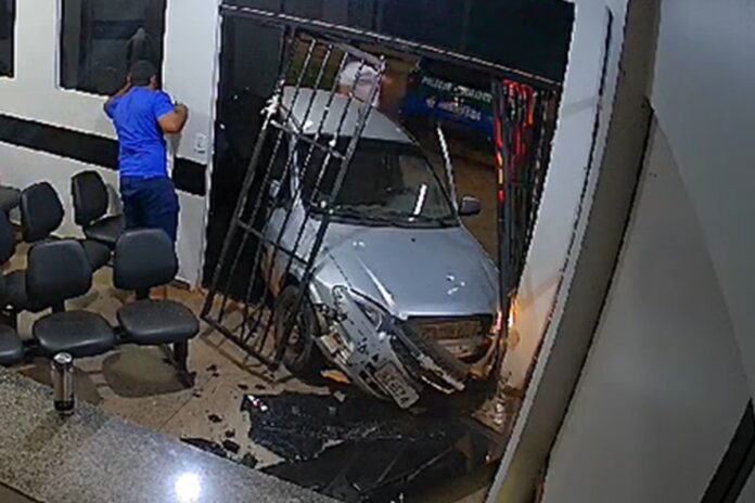 irmaos-invadem-delegacia-com-carro-e-sao-denunciados-em-go