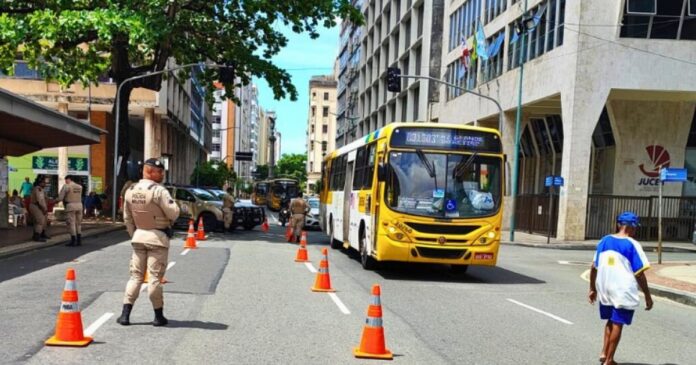 ssp-diz-que-roubos-a-onibus-em-salvador-diminuiram-em-mais-de-70%