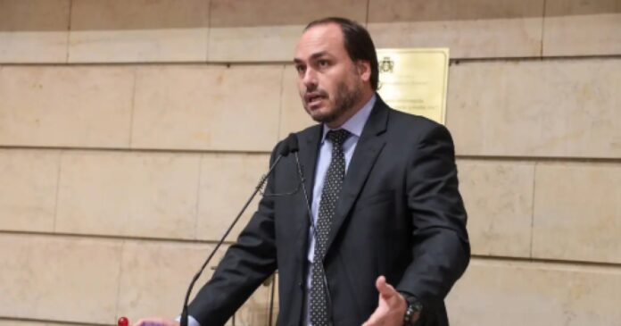 citado-na-delacao-de-mauro-cid,-carlos-bolsonaro-retruca:-“nao-e-apenas-um-pobre-coitado”