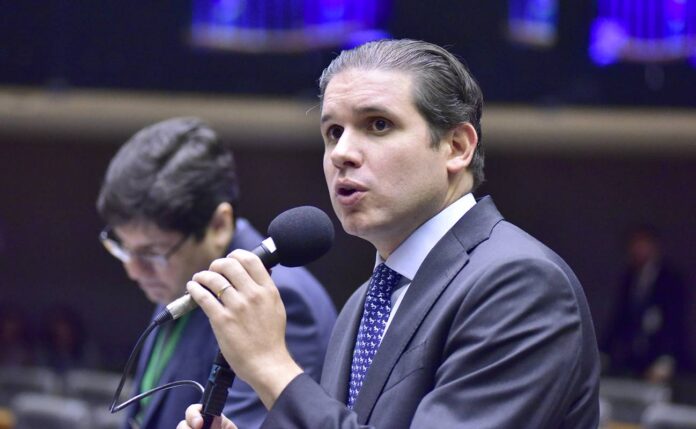 ouca-grampo-que-delator-citou-sobre-repasse-de-dinheiro-a-hugo-motta