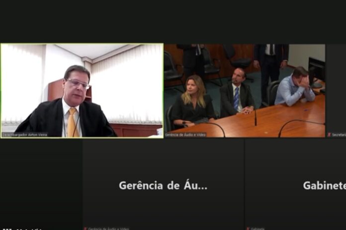 video:-o-que-mauro-cid-ouviu-de-juiz-de-moraes-minutos-antes-de-desmaiar-no-stf