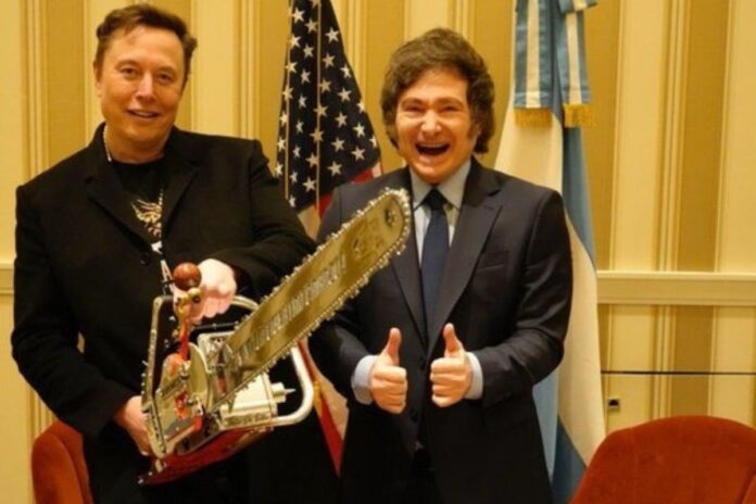 video:-nos-eua,-milei-presenteia-musk-com-“motosserra-da-democracia”