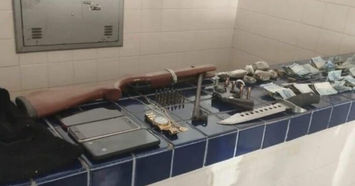 homem-e-preso-pela-pm-com-armas,-municoes-e-drogas-no-sudoeste-baiano