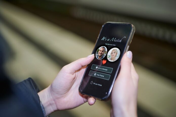 mulher-usa-apps-de-namoro-para-atrair-e-roubar-homens-mais-velhos