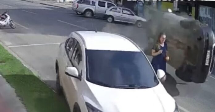 video:-mulher-escapa-ilesa-de-grave-acidente-de-carro