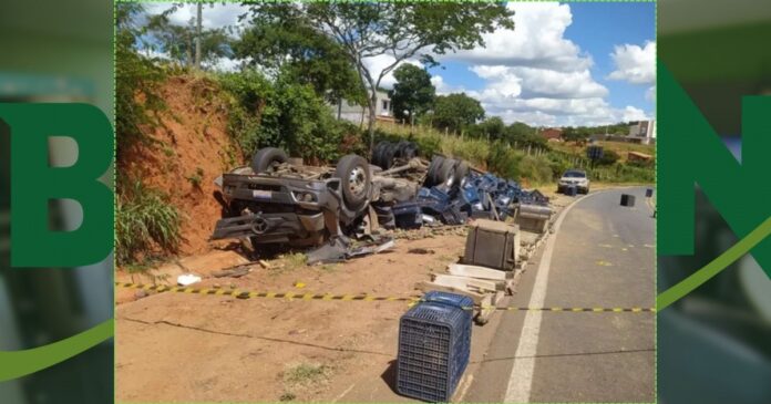 caminhao-carregado-com-mangas-capota-na-br-030-em-caetite
