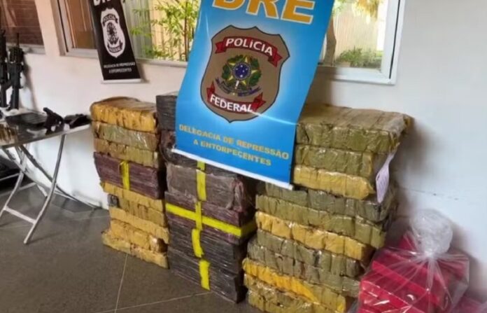 pf-de-se-prende-dois-caminhoneiros-com-cerca-de-400-quilos-de-drogas-e-armas-no-interior-da-ba