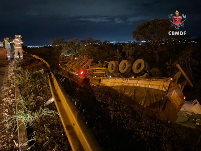 carreta-que-transportava-adubo-capota-na-br-040.-veja-imagens