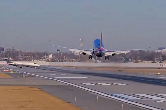 por-um-triz:-boeing-737-arremete-para-evitar-colisao-nos-eua.-video