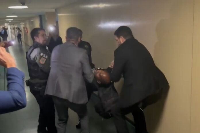manifestante-e-arrastado-de-reuniao-da-bancada-evangelica.-video