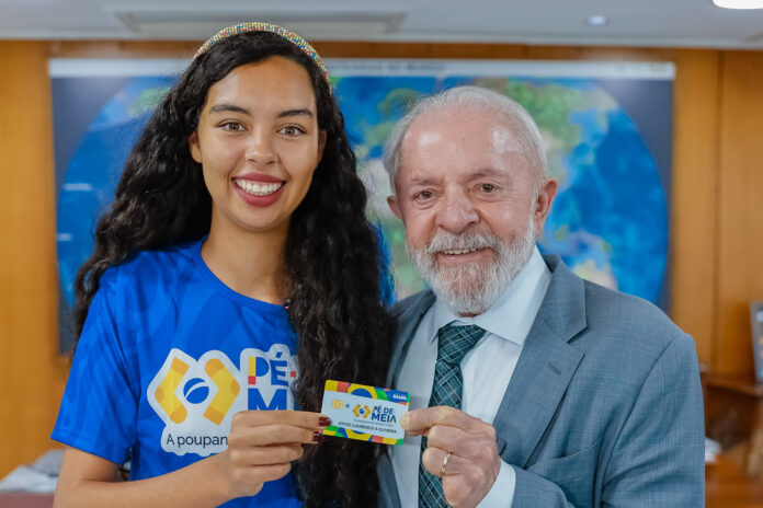 lula-acompanha-jovem-que-foi-receber-o pe?-de-meia-em-agencia-da-caixa