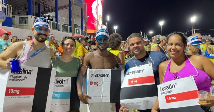 “vai-um-remedinho-ai?”:-familia-se-reune-com-fantasia-humoristica-no-carnaval