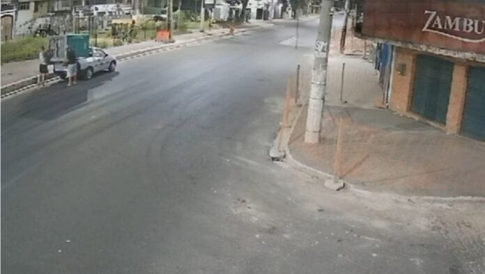 video:-ladroes-nao-perdoam-e-furtam-ate-banheiro-quimico-em-rua-do-rio