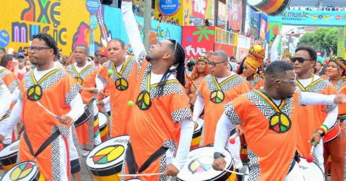 ao-som-de-farao-(divindade-do-egito)-olodum-e-carlinhos-brown-abrem-o-carnaval-de-salvador-2025