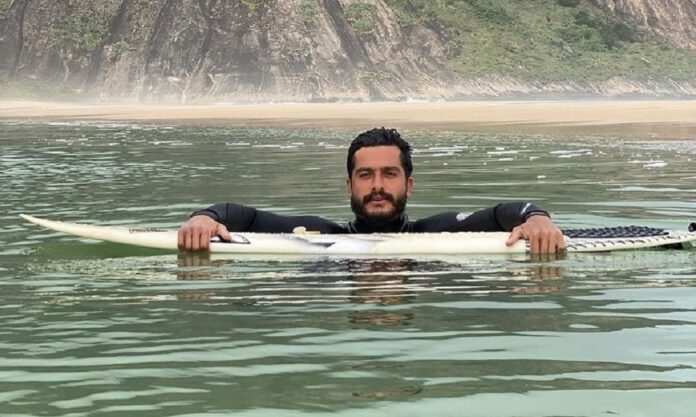 surfista-brasileiro-enfrenta-ondas-de-quase-30-metros-em-portugal;-veja-foto