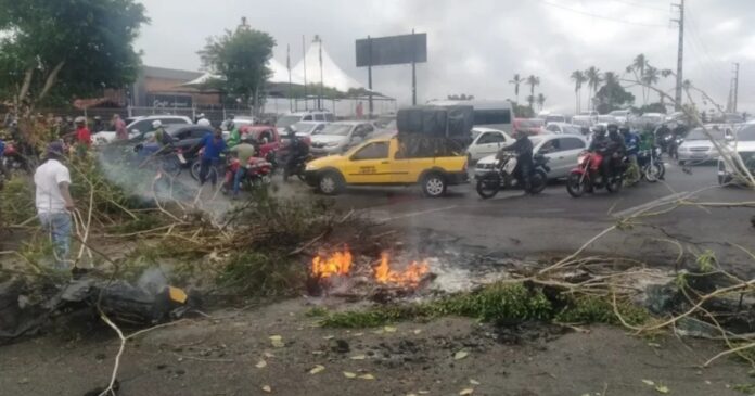moradores-de-amelia-rodrigues-interditam-rodovia-em-protesto-por-passarela-derrubada-na-br-324