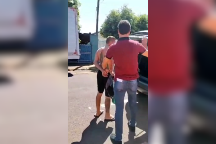 video:-homem-ameaca-e-tortura-a-propria-mae-e-pede-para-crianca-filmar