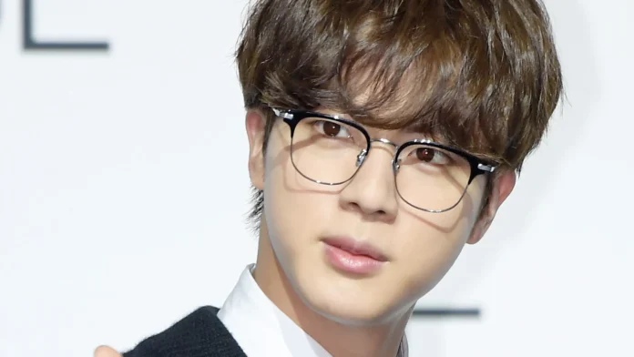fa-japonesa-do-bts-e-investigada-por-beijar-jin-a-forca