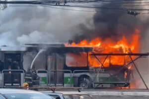 Aviao cai em Sao Paulo e atinge onibus na Barra Funda