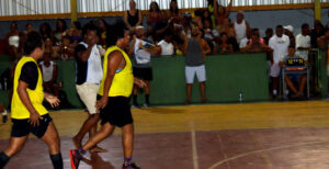 Bibas e No Stress empatam em no jogo de futsal na abertura do Carnaval 2025 de Caravelas 7