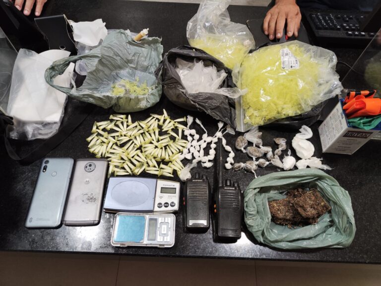Polícia apreende drogas e equipamentos usados no tráfico em Eunápolis