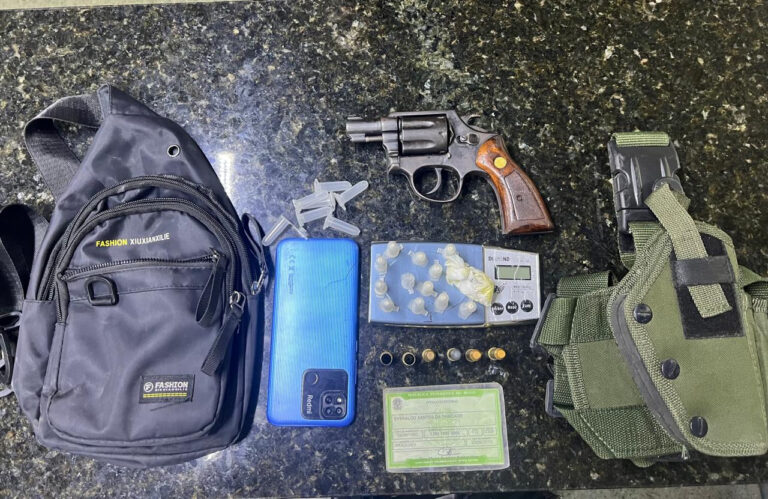 Arma é apreendida após confronto em Prado