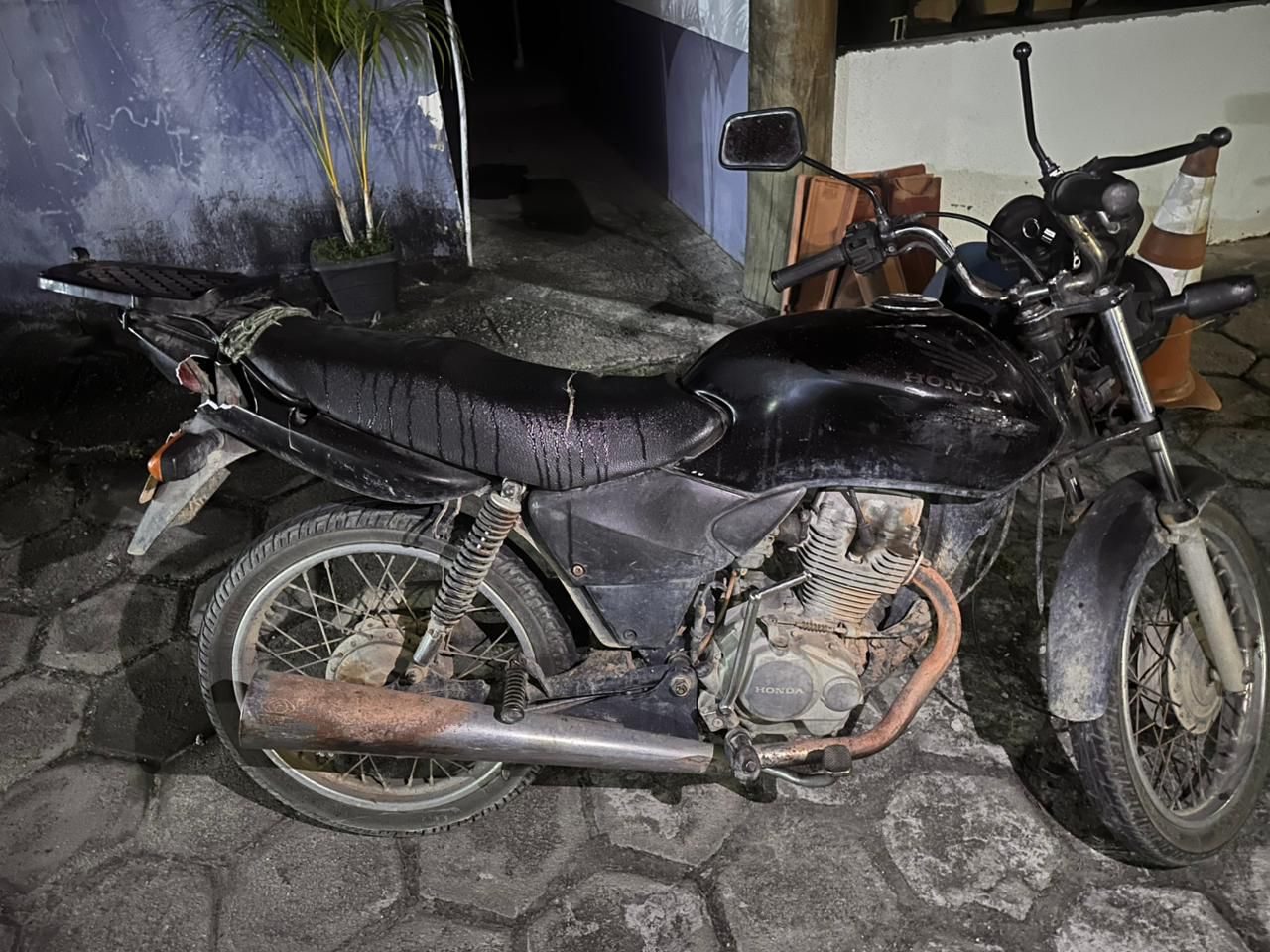 Motocicleta irregular, arma de fogo e drogas são apreendidas em distrito de Nova Viçosa 1 moto apreendida em Candido Mariano distrito de Nova Vicosa
