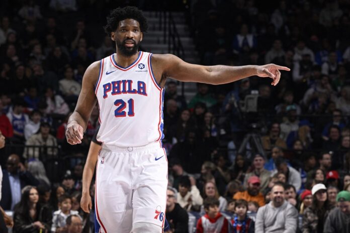 joel-embiid-esta-fora-da-temporada-da-nba-devido-a-uma-lesao-cronica-no-joelho