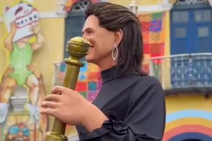 fernanda-torres-e-homenageada-com-boneco-de-olinda-em-carnaval-de-rua