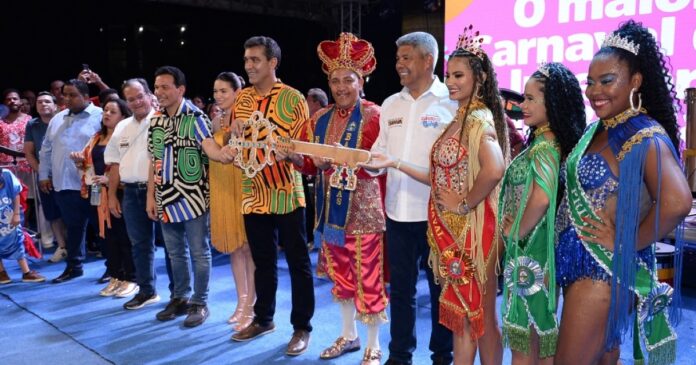 prefeito-de-barreiras-entrega-chaves-da-cidade-ao-rei-momo-sob-tambores-do-olodum