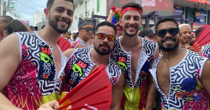fas-do-bloco-coruja-desfilam-com-coreografia-de-leques-no-carnaval-de-salvador