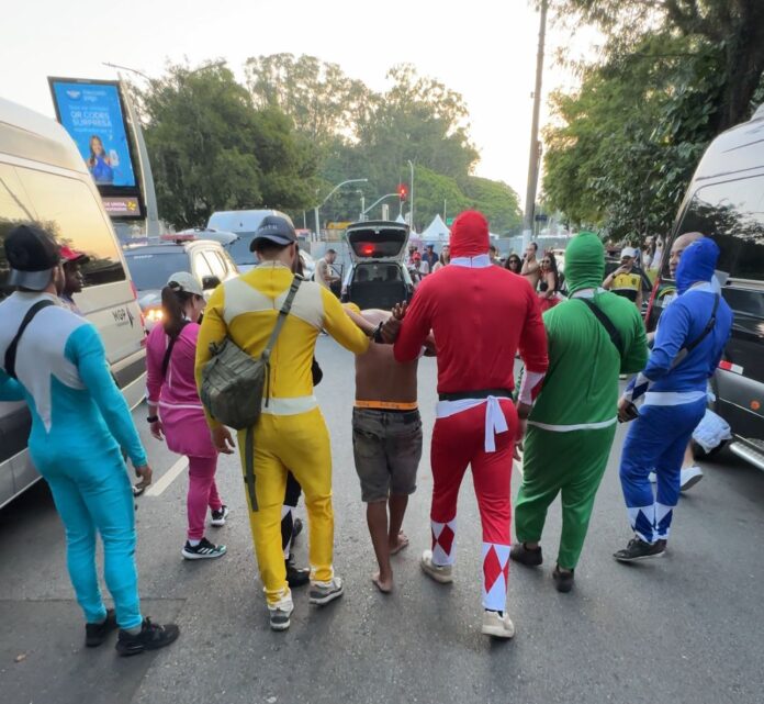 power-rangers-da-policia-prendem-ladrao-de-celular-em-bloco.-video