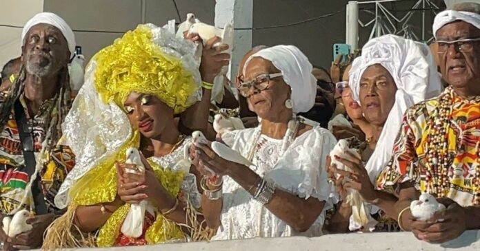 completando-50-carnavais,-ile-aiye-emociona-em-tradicional-saida-do-bloco-do-curuzu