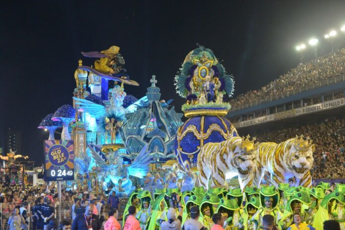 carnaval:-2a-noite-de-desfiles-esquenta-briga-com-luxo-e-ousadia-em-sp