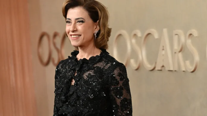 fernanda-torres-deslumbra-no-tapete-vermelho-do-oscar-2025;-veja-fotos