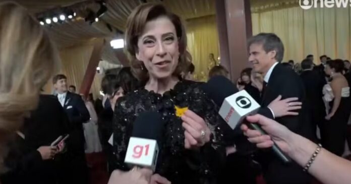 fernanda-torres-diz-que-nao-preparou-discurso-para-o-oscar-e-leva-pikachu-para-tapete-vermelho