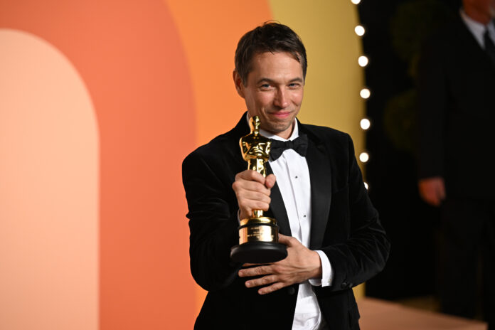 oscar:-diretor-de-anora-diz-que-vitoria-celebra-cinema-independente
