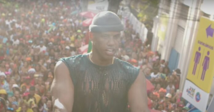 video:-flavinho-do-pagodart-“mete-danca”-pendurado-no-trio-e-leva-folioes-a-loucura-no-campo-grande