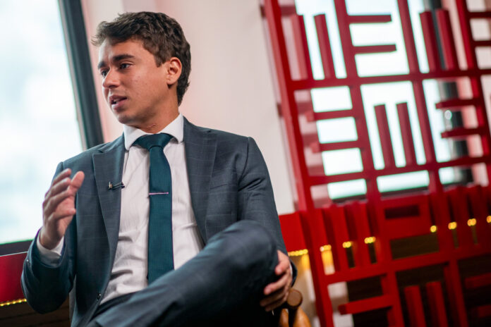 nikolas-ferreira-vira-“garoto-propaganda”-do-governo-em-golpe-do-cpf