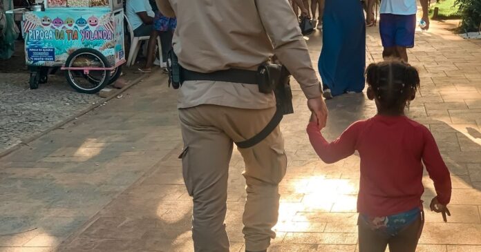 policiais-resgatam-crianca-perdida-em-carnaval-de-praia-do-forte