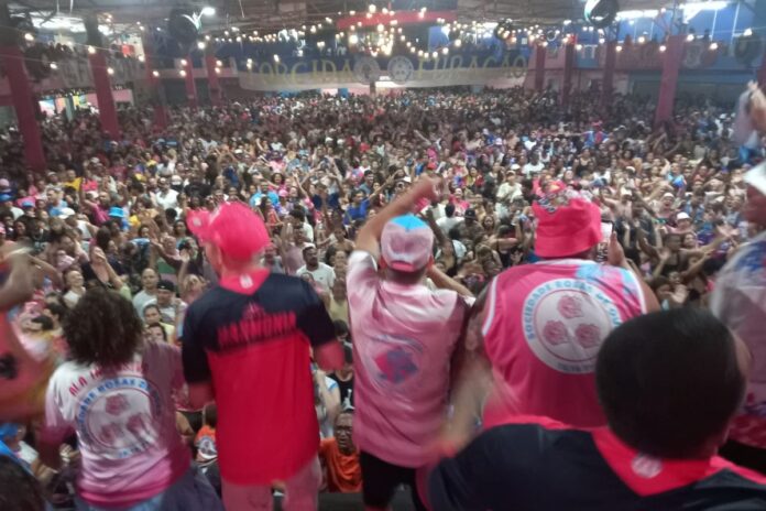 carnaval:-comunidade-lota-quadra-para-celebrar-titulo-da-rosas.-video