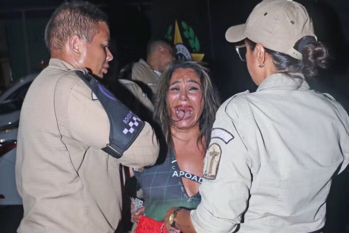 mulher-e-presa-apos-atacar-e-morder-pessoas-em-camarote-da-sapucai