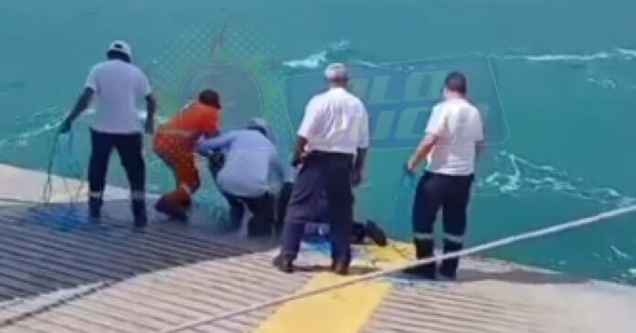 video:-dois-pescadores-sao-resgatados-apos-ficarem-a-deriva-proximo-a-ilha-de-itaparica